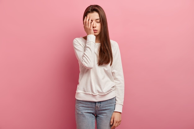 Kostenloses Foto junge brünette frau in jeans und pullover