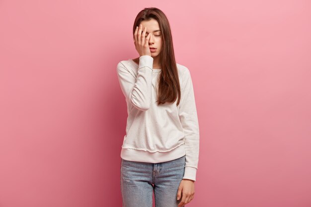 Junge brünette Frau in Jeans und Pullover