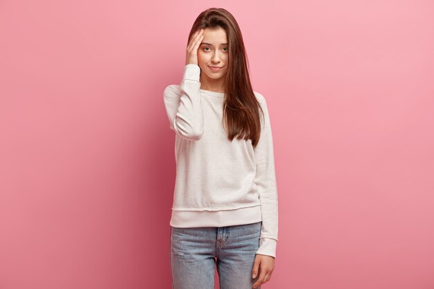 Junge brünette Frau in Jeans und Pullover