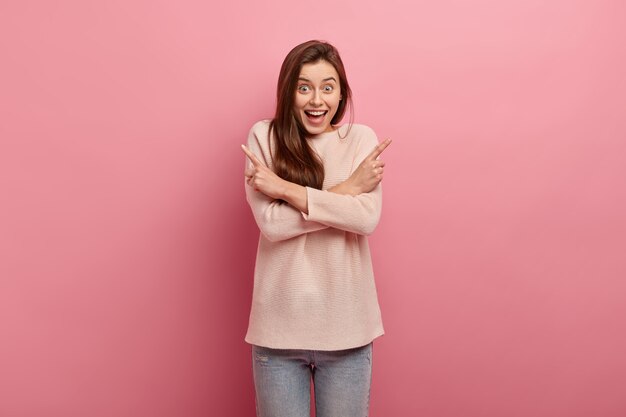 Junge brünette Frau in Jeans und Pullover