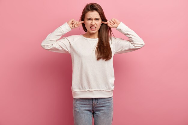 Junge brünette Frau in Jeans und Pullover