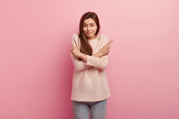 Junge brünette Frau in Jeans und Pullover