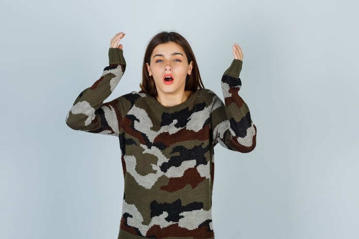 Kostenlose Foto junge dame, die hände in pullover, rock hebt und ratlos aussieht