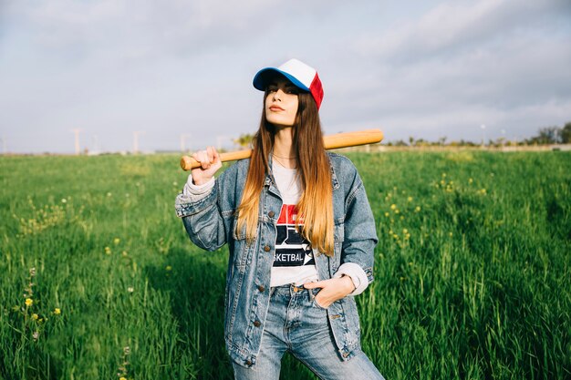 Junge Dame, die in der Landschaft aufwirft