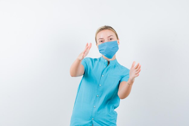 Junge Dame mit Größenschild in T-Shirt, Maske und selbstbewusstem Blick