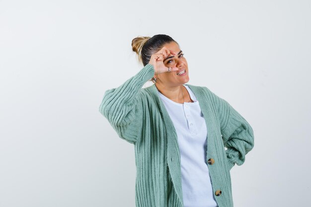 Junge Dame mit kleinem Schild in T-Shirt, Jacke und selbstbewusstem Blick