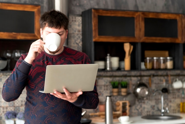 Junge, der an grauem Laptop arbeitet