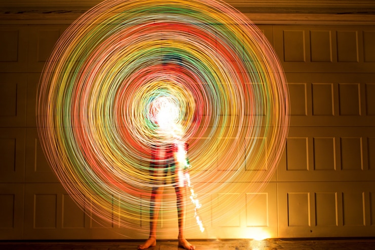 Kostenlose Foto junge, der bunte lichter spinnt