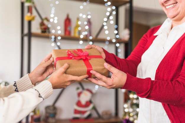 Junge, der der Frau Geschenkbox gibt