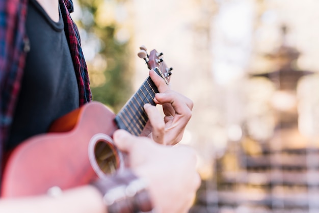 Junge, der die Ukulele spielt