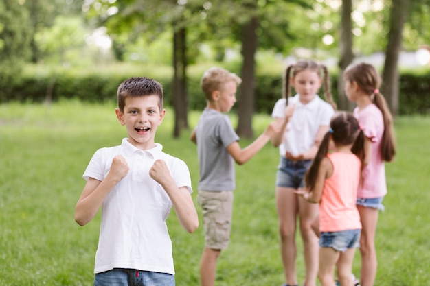 Junge, der für das Gewinnen eines Spiels nett ist