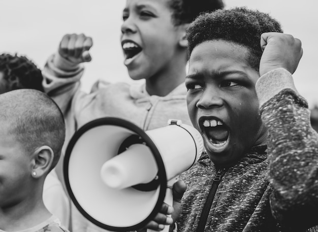 Kostenloses Foto junge, der in einem protest auf einem megaphon schreit