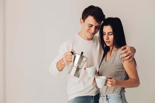 Junge, der Kaffee zu seiner Freundin dient