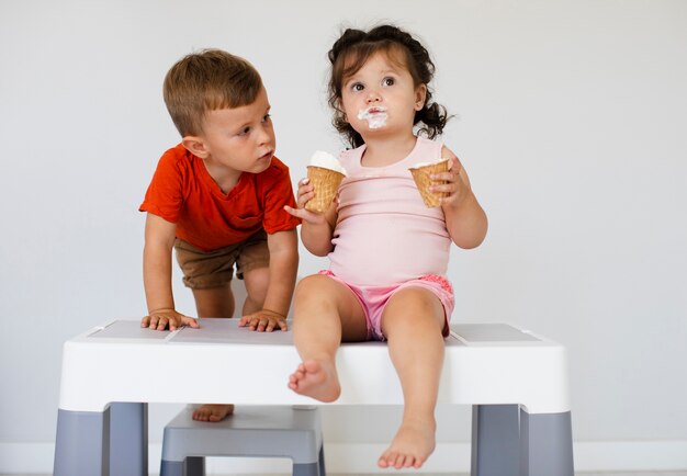 Junge, der Mädchen mit Eiscreme betrachtet