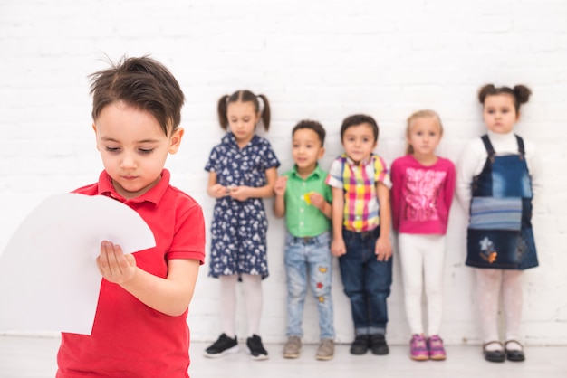 Junge, der mit einer Kindergruppe zeichnet