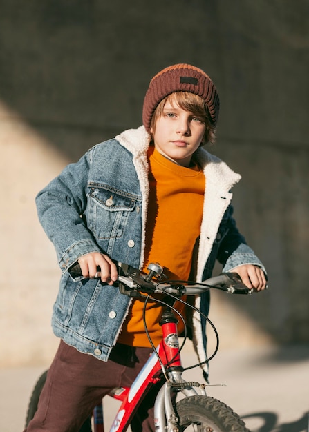 Junge, der mit seinem Fahrrad draußen in der Stadt aufwirft