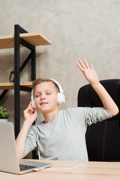 Junge, der Musik im Büro hört