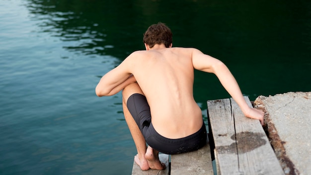 Junge, der Naturzeit im Wasser genießt