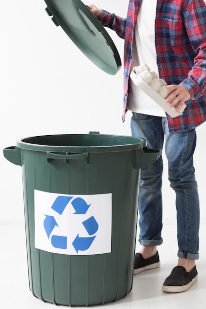 Junge, der Produkte recycelt