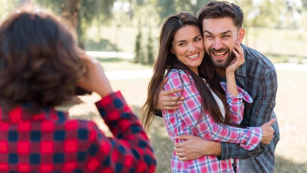 Junge, der seine Eltern im Park fotografiert