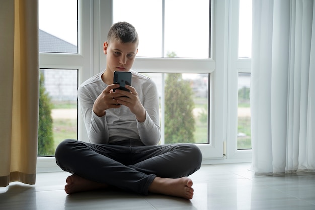 Junge, der Smartphone-Vollschuss hält