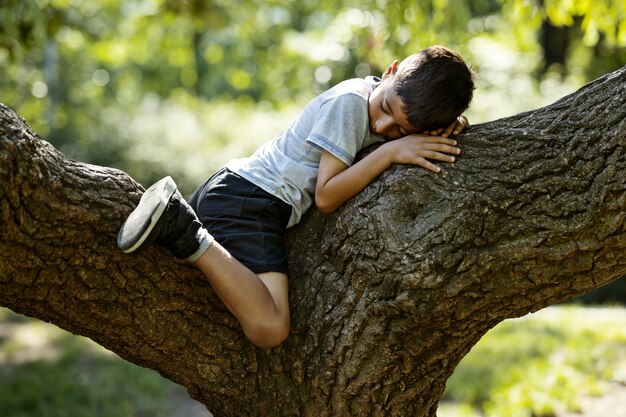 Junge, der Spaß auf dem Spielplatz hat