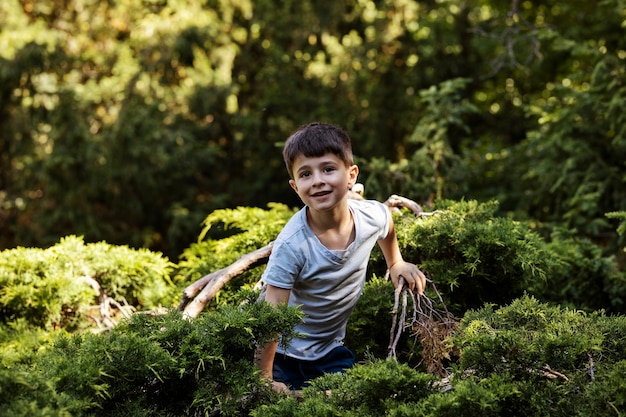 Junge, der Spaß auf dem Spielplatz hat