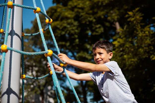 Junge, der Spaß auf dem Spielplatz hat