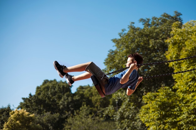 Junge, der Spaß auf dem Spielplatz hat