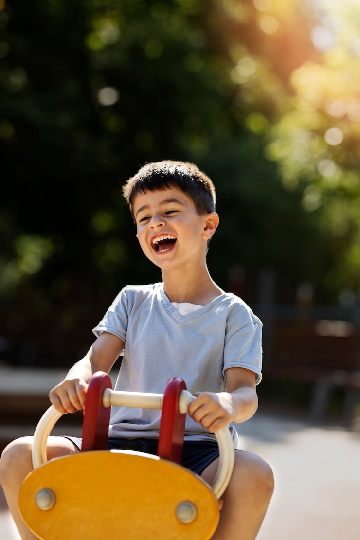 Kostenlose Foto junge, der spaß auf dem spielplatz hat