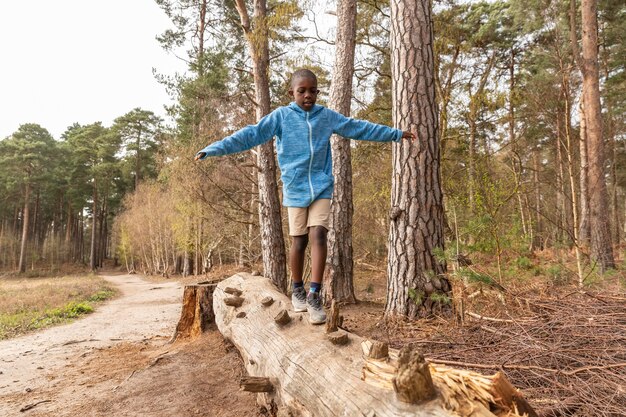 Junge, der Spaß im Wald hat