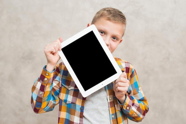 Kostenloses Foto junge, der tablettenschablone darstellt