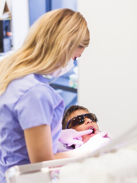 Junge, der zahnmedizinische Kontrolle in der Klinik hat