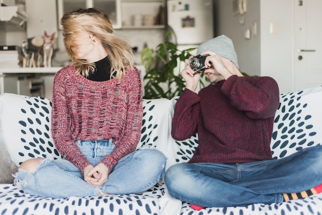 Junge, der zu Hause Foto eines Mädchens macht