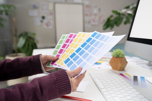 Junge Designerin, die die richtigen Farben für ein Logo auswählt