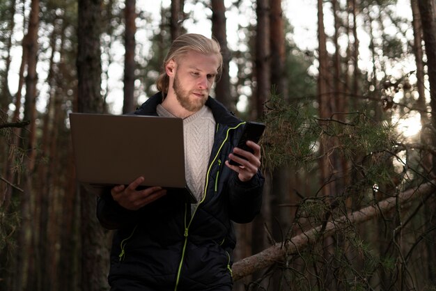 Junge digitale Nomaden reisen im Winter