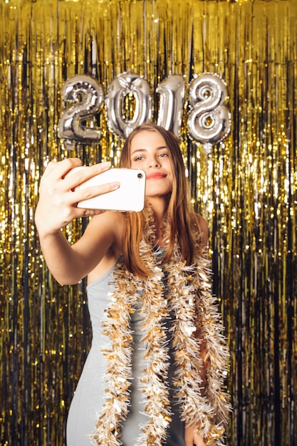 Kostenloses Foto junge disco mädchen nehmen selfie auf neujahrsfeier