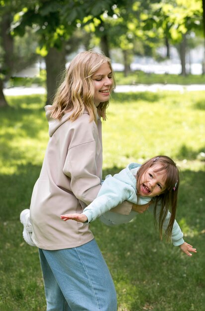 Junge draußen spielen mit Mama