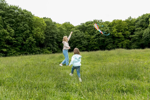 Junge draußen und Mutter im Feld