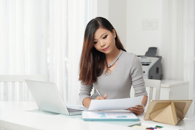 Junge elegante Frau am Arbeitsplatz