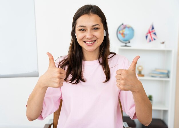 Junge Englischlehrerin macht ihren Unterricht online