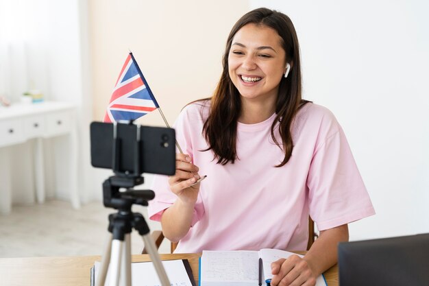 Junge Englischlehrerin macht ihren Unterricht online