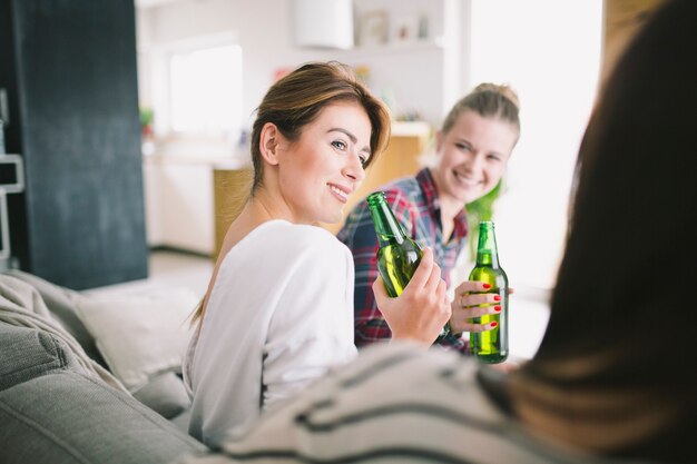 Junge entspannende Frauen, die Bier trinken