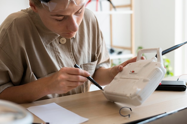 Junge Erfinderin in ihrer Werkstatt