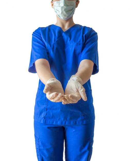 Kostenloses Foto junge erfolgreiche ärztin in einer blauen medizinischen uniform und einer maske, die leere hände zum helfen zeigt
