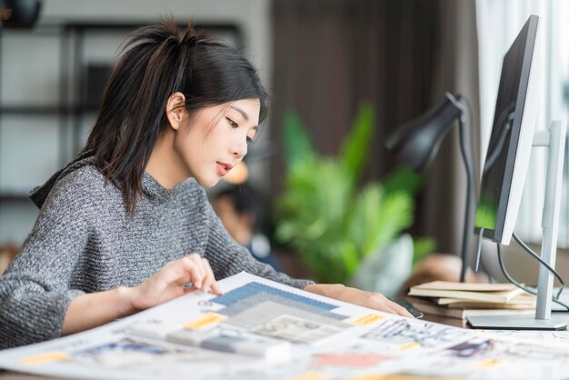 Junge erwachsene asiatische frau, die zu hause arbeitet, trifft sich online mit geschäftspartnern zu hause, isolieren sie das quarantänekonzept