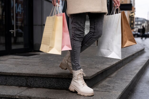 Junge Erwachsene beim Einkaufen in der Stadt