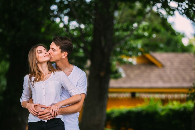 Junge erwachsene brünette Mann und Frau im Park