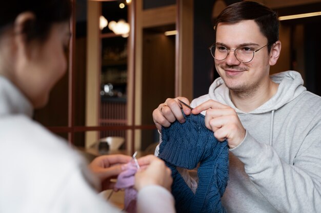 Junge Erwachsene, die draußen stricken