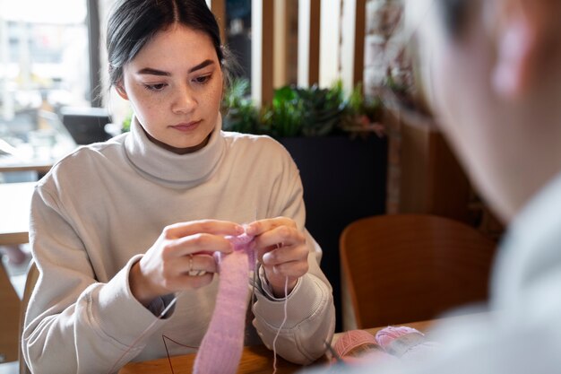 Junge Erwachsene, die draußen stricken